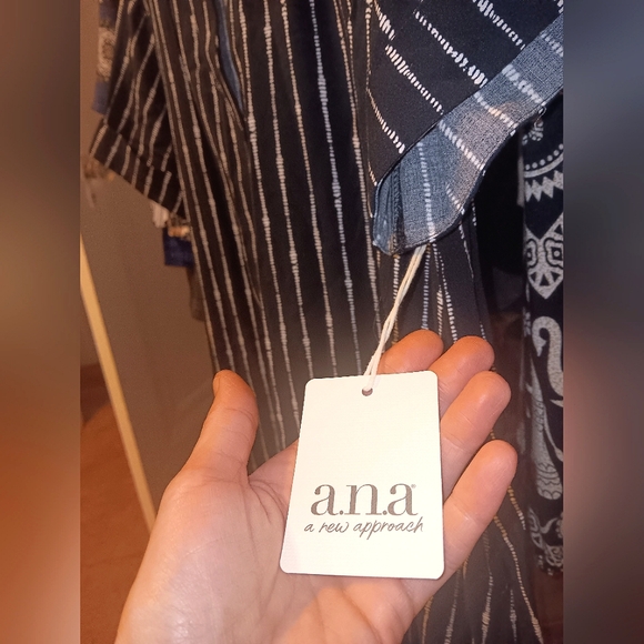 *NWT* Black & White Tunic Top by A.n.a. Size Medium. - Picture 3 of 5